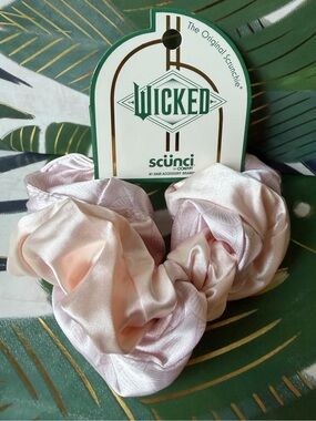 Scünci Wicked Glinda Jumbo Twist Satin Scrunchie Pink NWT